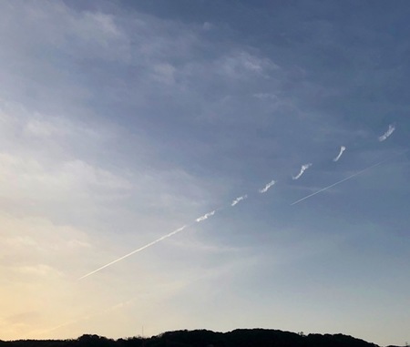 2021.3．19　飛行機雲.JPG